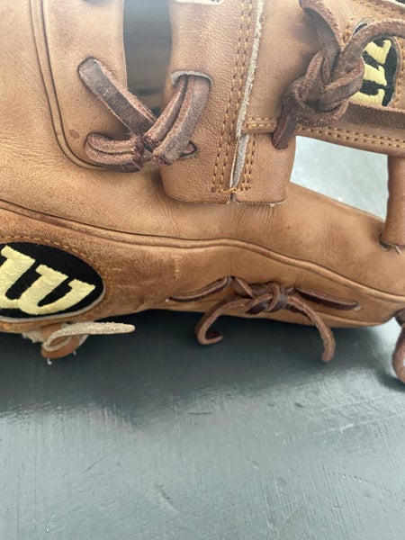 Brown Used High School/College Wilson Infield Right Hand Throw DP15 A2000 Baseball Glove 11.5"