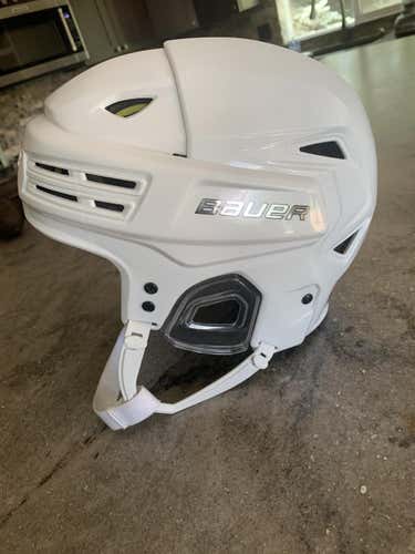 White New Medium Bauer  Re-Akt 200 Helmet