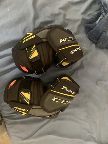 CCM Junior Medium 9080 elbow pads
