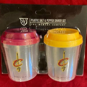 NBA Cleveland Cavaliers Basketball Plastic Salt & Pepper Shaker * NEW