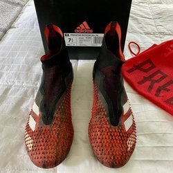 Red Used Men's Size 7.5 (Women's 8.5) Turf Cleats Adidas Cleats
