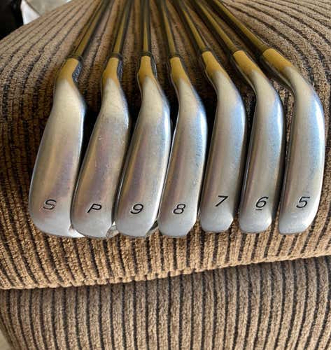 Taylor Made R7 Regular Flex Graphite Shaft Iron Set