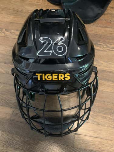 Black Used Medium Bauer Pro Stock Re-Akt 100 Helmet