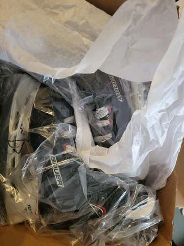 New Junior Bauer Vapor X900 Gen 2 Hockey Skates Extra Wide Width Size 5.5