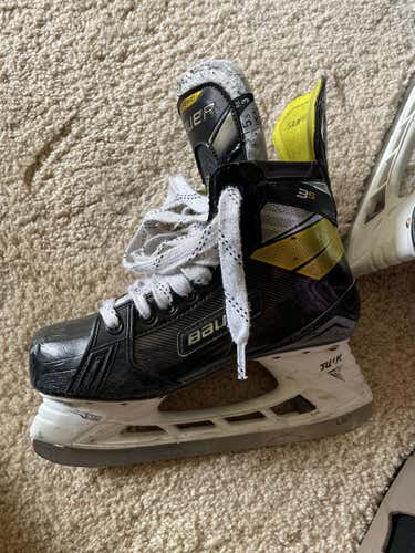 Used Junior Bauer Hockey Skates Regular Width Size 5.5