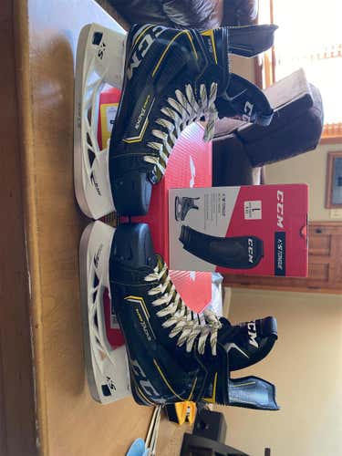 Senior CCM Super Tacks 9370 Regular Width Size 8 Hockey Skates