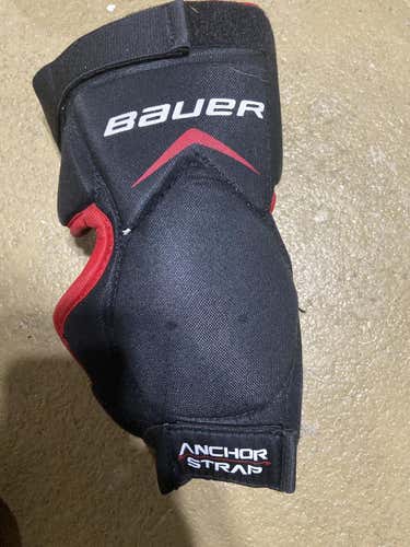 Bauer x900 junior knee protector