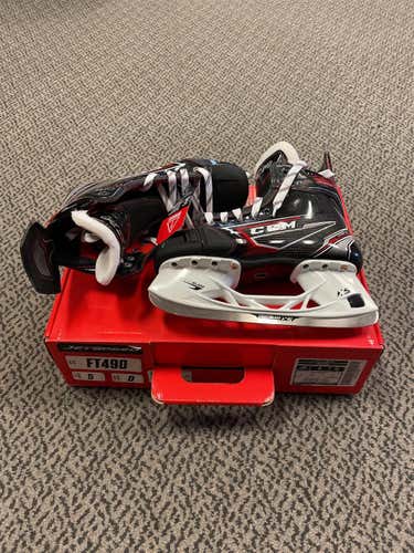 Junior CCM JetSpeed FT490 Regular Width Size 5 Hockey Skates