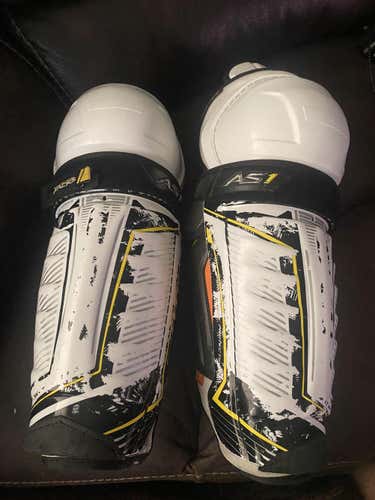 Ccm super tacks As1 shin pads