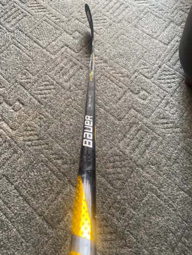 Senior Right Handed Mid Pattern  Vapor FlyLite Hockey Stick
