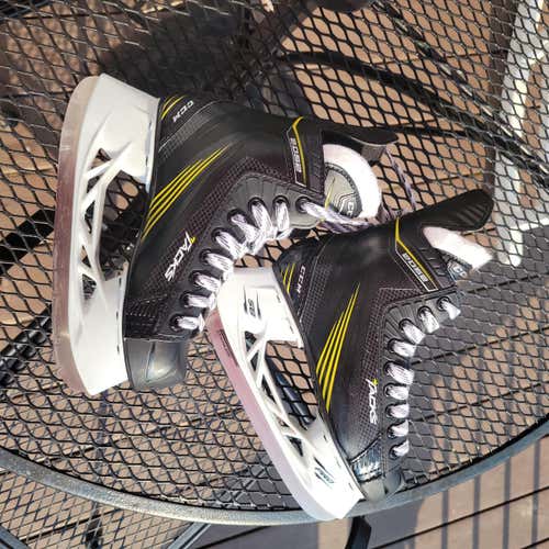 Used Youth CCM Tacks Hockey Skates Regular Width Size 1.5
