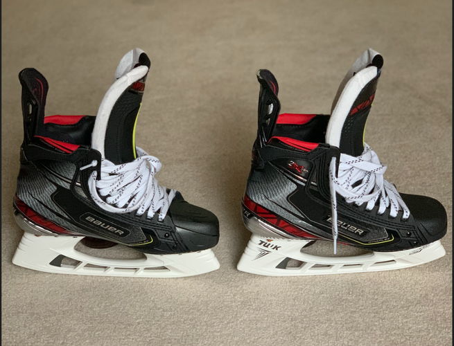 Senior New Bauer Hockey Skates Regular Width Pro Stock Size 8.5
