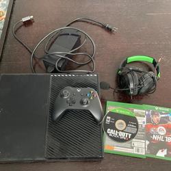 Xbox One With (headset,2games, 1 Controller)