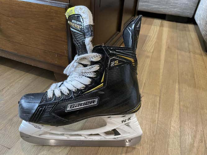Used Bauer Regular Width  Size 5 Supreme 2S Hockey Skates