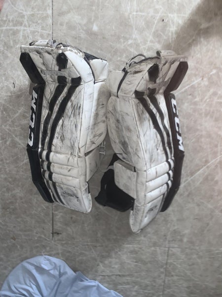 White Used 28" CCM Extreme Flex 400 Goalie Leg Pads