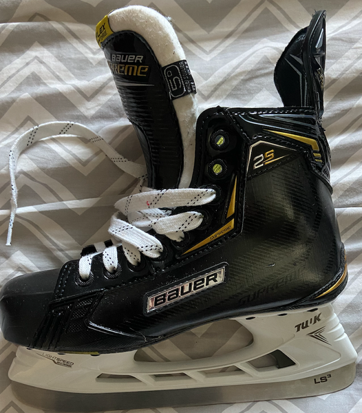 Used Junior Bauer Supreme 2S Hockey Skates Regular Width Size 5