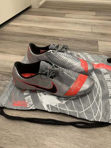 Nike Phantom Venom Elite FG Cleats Size 8.5US