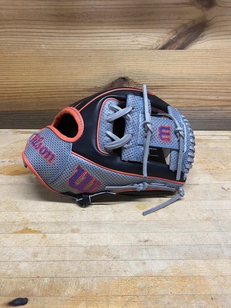 Wilson A2000 11.75” 1975 Omaha College World Series Edition