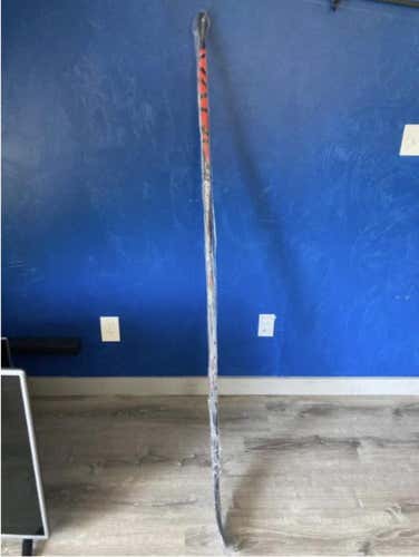 Senior Right Handed Vapor FlyLite Mid Pattern Pro Stock Hockey Stick