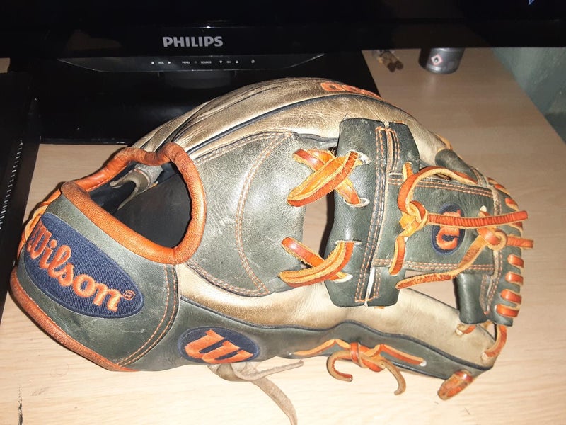 Used Adult Wilson Right Hand Throw Infield A2000 Baseball Glove 11.75"