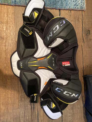 Senior Medium CCM  Super Tacks AS1 Shoulder Pads
