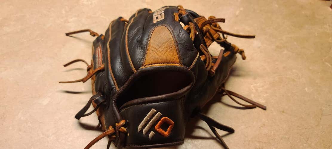 Used Nokona Right Hand Throw Alpha Baseball Glove 11.25"