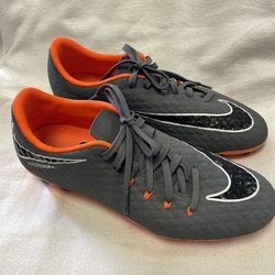 Junior size 6.5 Nike HYPERVENOM outdoor soccer cleats