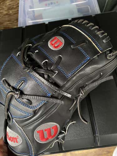 Black High School/College Outfield 12.5" A2000 Baseball Glove