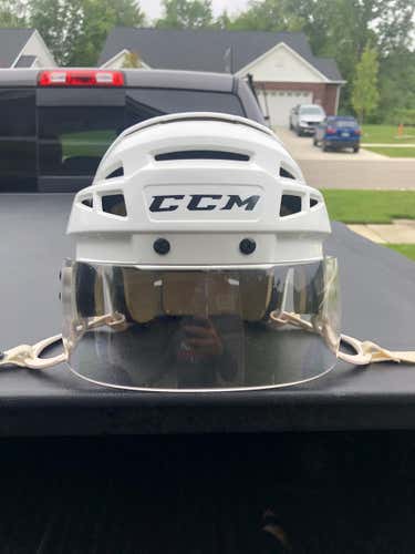 White Used Medium CCM Vector V08 Helmet