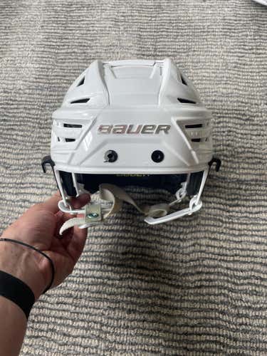 White New Medium Bauer  Re-Akt 150 Helmet