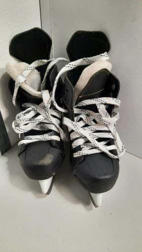 CCM 9040 Youth Hockey Skates Size Y13 Black/White