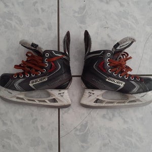 Junior Used Bauer Vapor X90 Hockey Skates Regular Width Size 4.5