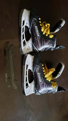 Junior Used Bauer Supreme 1S Hockey Skates Regular Width Size 5