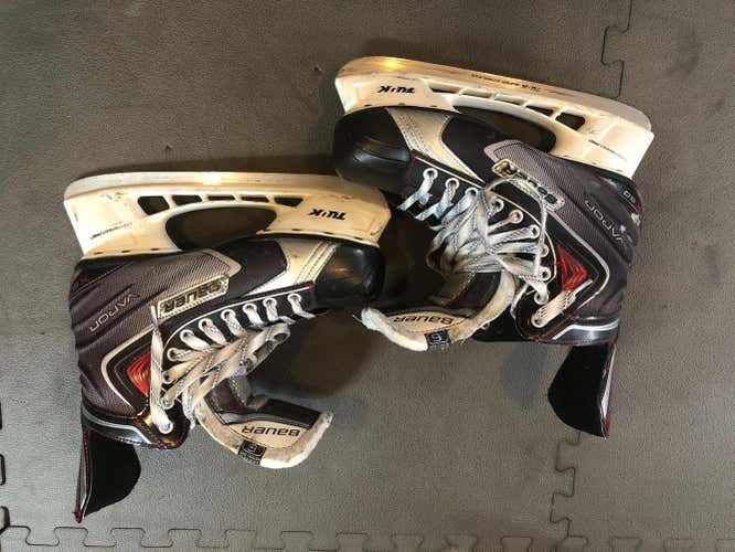 Senior Bauer Regular Width  Size 9 Vapor x50 Hockey Skates