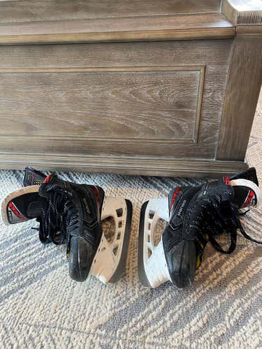 Used Senior Bauer Vapor 2X Hockey Skates Wide Width Size 9.5