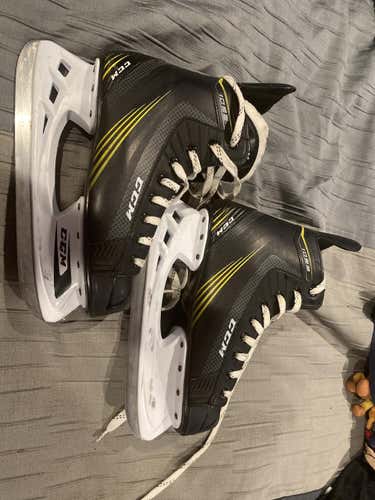 Senior CCM Regular Width  Size 8 CCM 1052 Hockey Skates