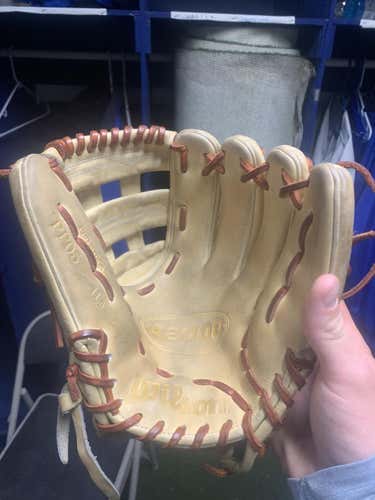 Used Right Hand Throw 11.5" A2000 Baseball Glove