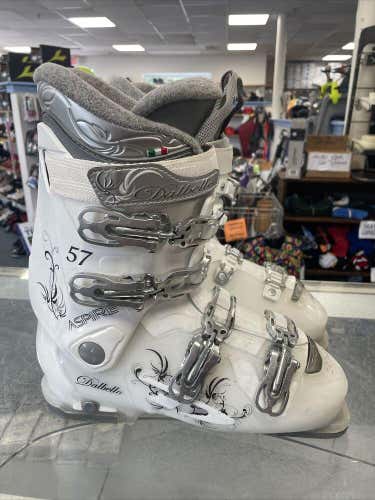 Mondo size 27.5 Women’s size 10.5 Dalbello Aspire 57 ski boots