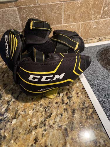 Used Large CCM Tacks 3092 Elbow Pads