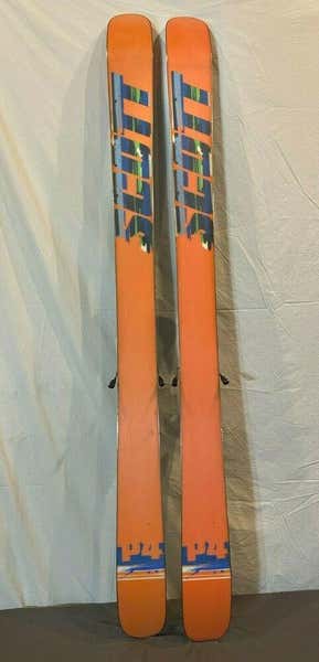 スポーツ Pair of Scott skis with vibrant red/orange graphic Scott Speedguide 80 Ski - 2022 - Ski