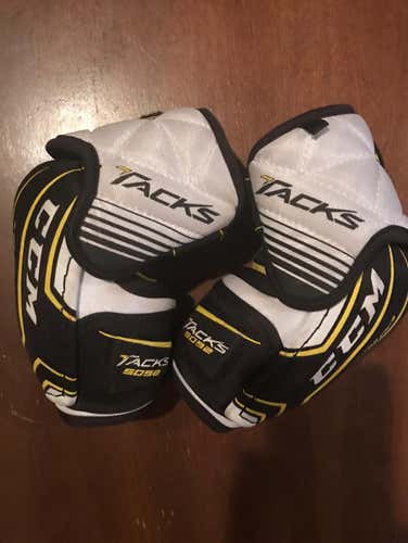 Used Medium CCM  Tacks 5092 Elbow Pads