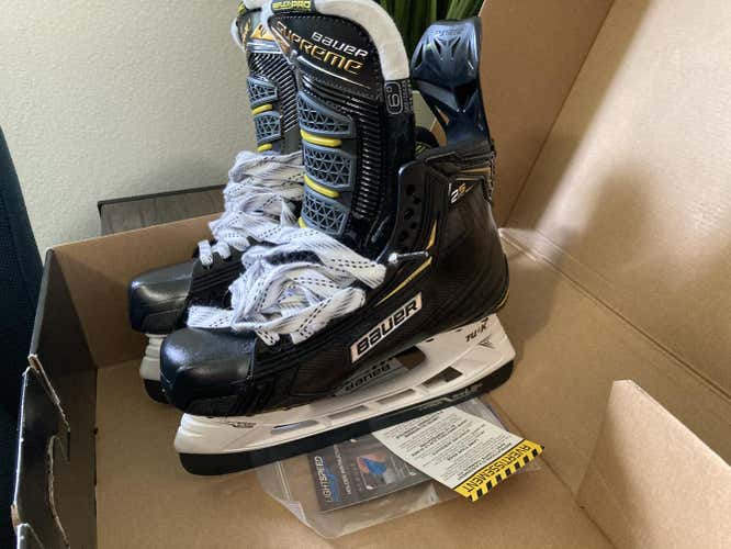 New Senior Bauer Supreme 2S Pro Hockey Skates Size 6
