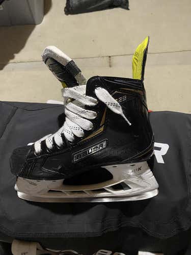 Junior Bauer Regular Width  Size 4 Supreme S29 Hockey Skates