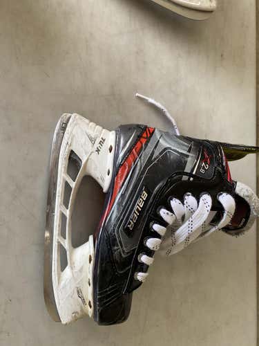 Junior Used Bauer Vapor Hockey Skates Regular Width Size 4.5