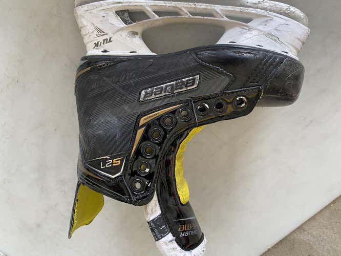 Junior Used Bauer Supreme 2S Pro Hockey Skates Regular Width Size 3