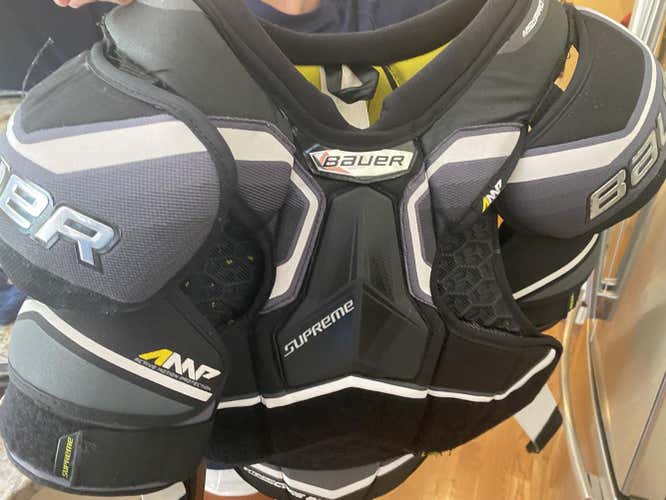 Senior Large Bauer Supreme 2S Shoulder Pads