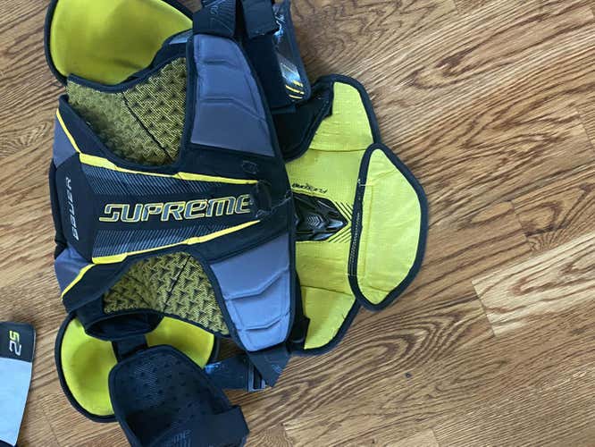 Used Large Bauer Supreme 1S Shoulder Pads