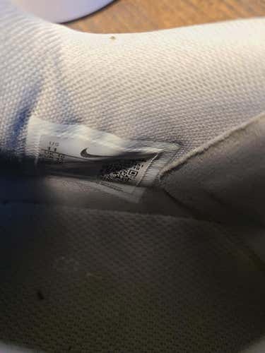 Adult Used Size 11 (Women's 12) Nike