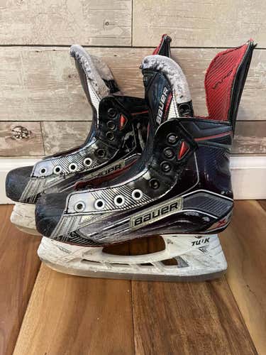 Junior Bauer Regular Width  Size 1.5 Vapor X900 Hockey Skates