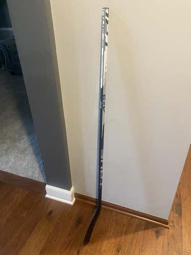 Junior Right Handed Mid Pattern  AX9 Hockey Stick